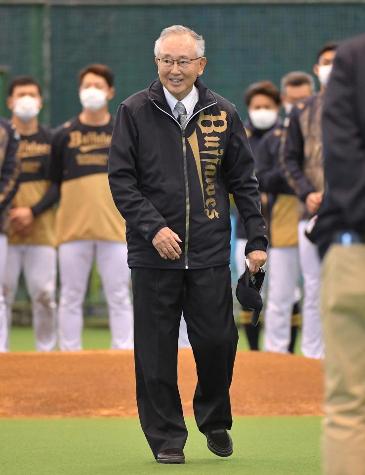 　ナインの前で訓示を行った宮内オーナー（撮影・伊藤笙子）