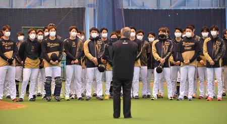 　宮内オーナー（中央）の訓示を聞くオリックスナイン（撮影・伊藤笙子）