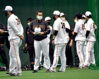 あいにくの雨で室内練習場でのスタートとなった沖縄キャンプ（撮影・佐藤厚）