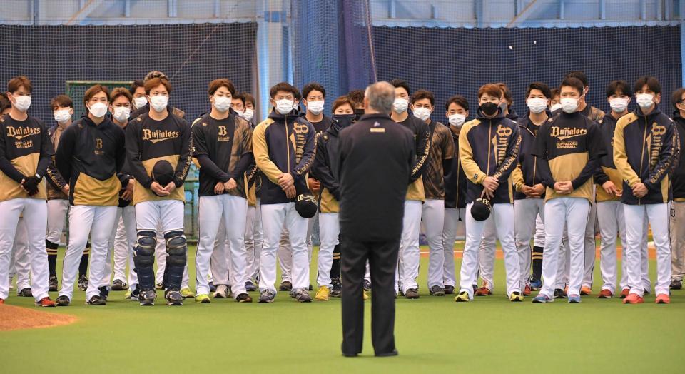 　宮内オーナー（中央）の訓示を聞くオリックスナイン（撮影・伊藤笙子）