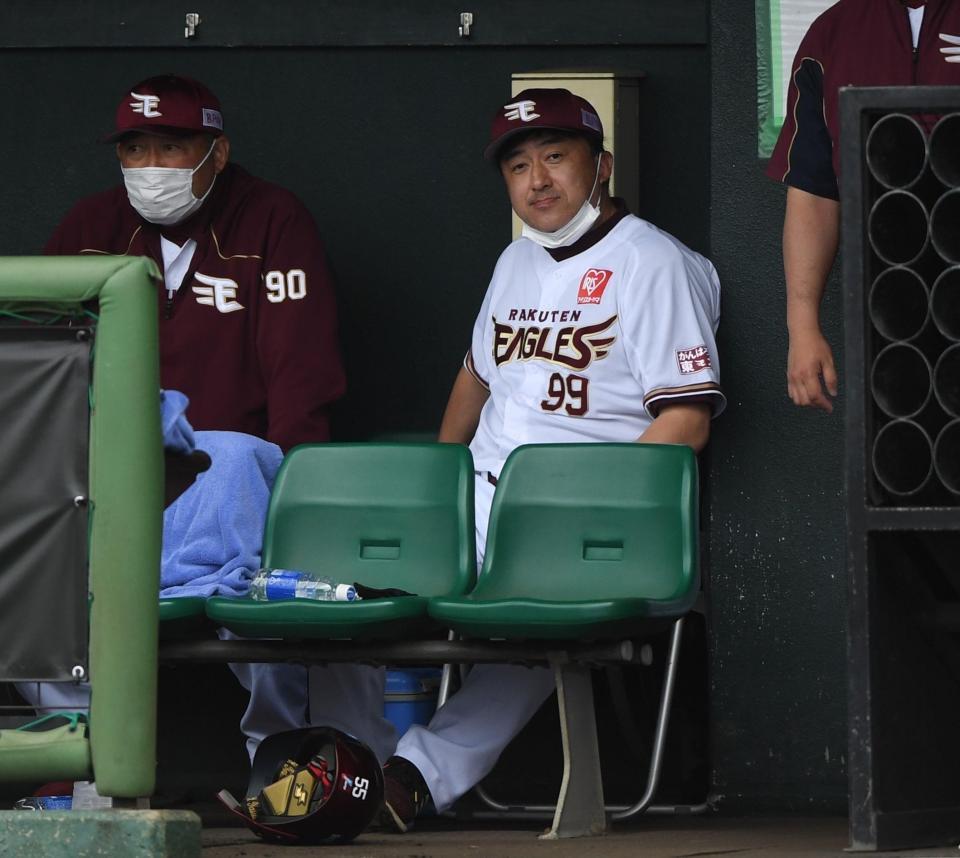 ベンチで指揮を執る石井監督。左は光山コーチ（撮影・開出牧）