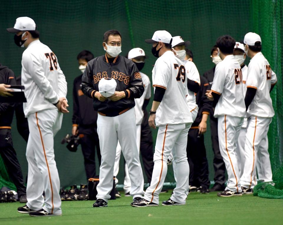 あいにくの雨で室内練習場でのスタートとなった沖縄キャンプ（撮影・佐藤厚）
