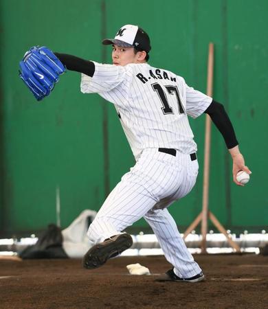 ブルペン投球する佐々木朗（撮影・開出牧）＝２月１日