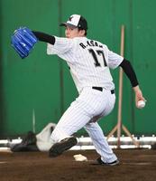 ブルペン投球する佐々木朗（撮影・開出牧）＝２月１日