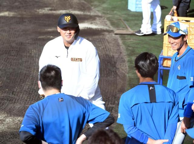 【写真】巨人・中田、杉谷ら古巣・日本ハム選手と笑顔で再会　練習試合の試合前に