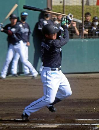 　初の対外試合で安打を放つドラ１松川