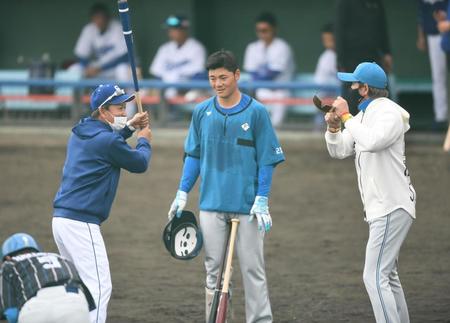 　立浪監督の指導を受ける清宮と新庄ビッグボス（撮影・金田祐二）