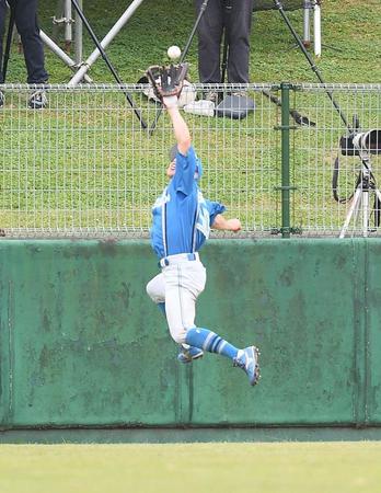 　８回、三好の打球を好捕する五十幡（撮影・金田祐二）