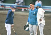 　立浪監督の指導を受ける清宮と新庄ビッグボス（撮影・金田祐二）