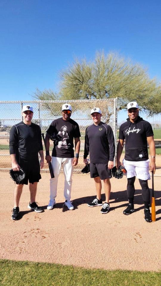 　米国内でミニキャンプを行っている巨人の新外国人選手。左からシューメーカー、ポランコ、アンドリース、ウォーカー（球団提供）