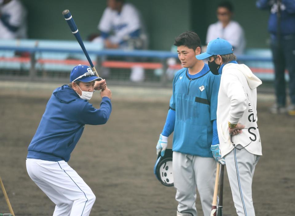 　立浪監督の指導を受ける清宮と新庄ビッグボス（撮影・金田祐二）