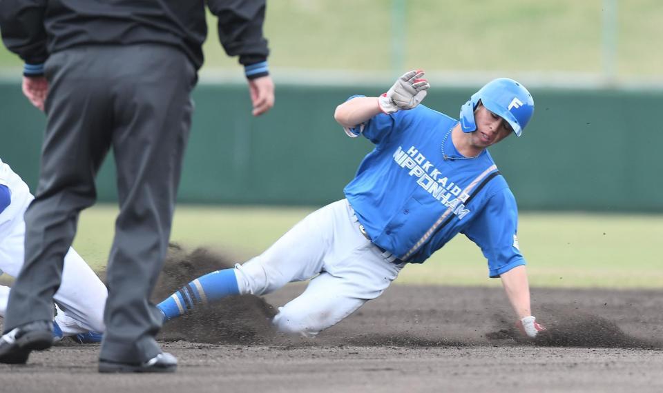 　６回、新庄ビッグボスの期待に応え二盗を決める五十幡（撮影・金田祐二）