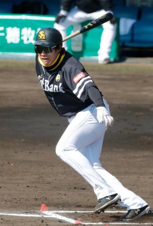 　紅白戦で適時二塁打を放つソフトバンク・柳田＝宮崎