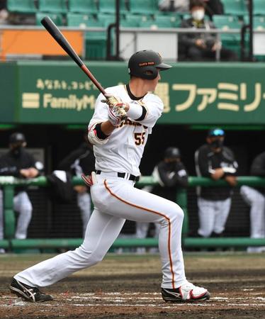 　６回、巨人・秋広は左前適時安打を放つ（撮影・佐藤厚）