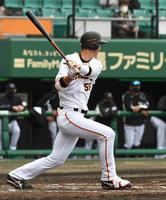 　６回、巨人・秋広は左前適時安打を放つ（撮影・佐藤厚）