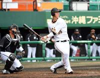 　４回、巨人・秋広は右前安打を放つ（撮影・佐藤厚）