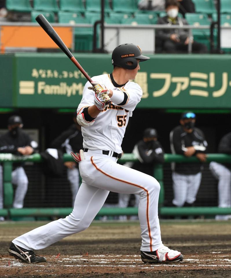 　６回、巨人・秋広は左前適時安打を放つ（撮影・佐藤厚）