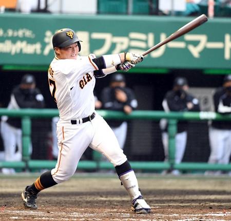 ８回、山瀬は右前に同点適時安打を放つ（撮影・佐藤厚）