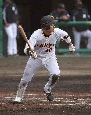 　７回、ロッテとの練習試合で安打を放つ中山