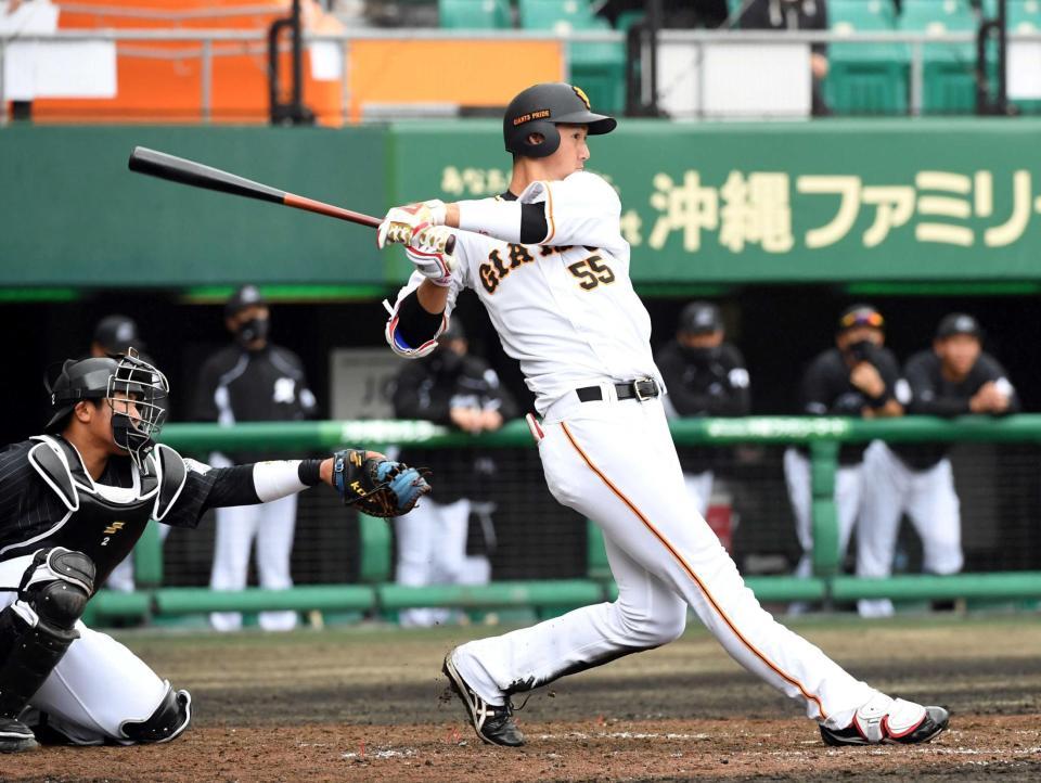 　４回、右前打を放つ秋広