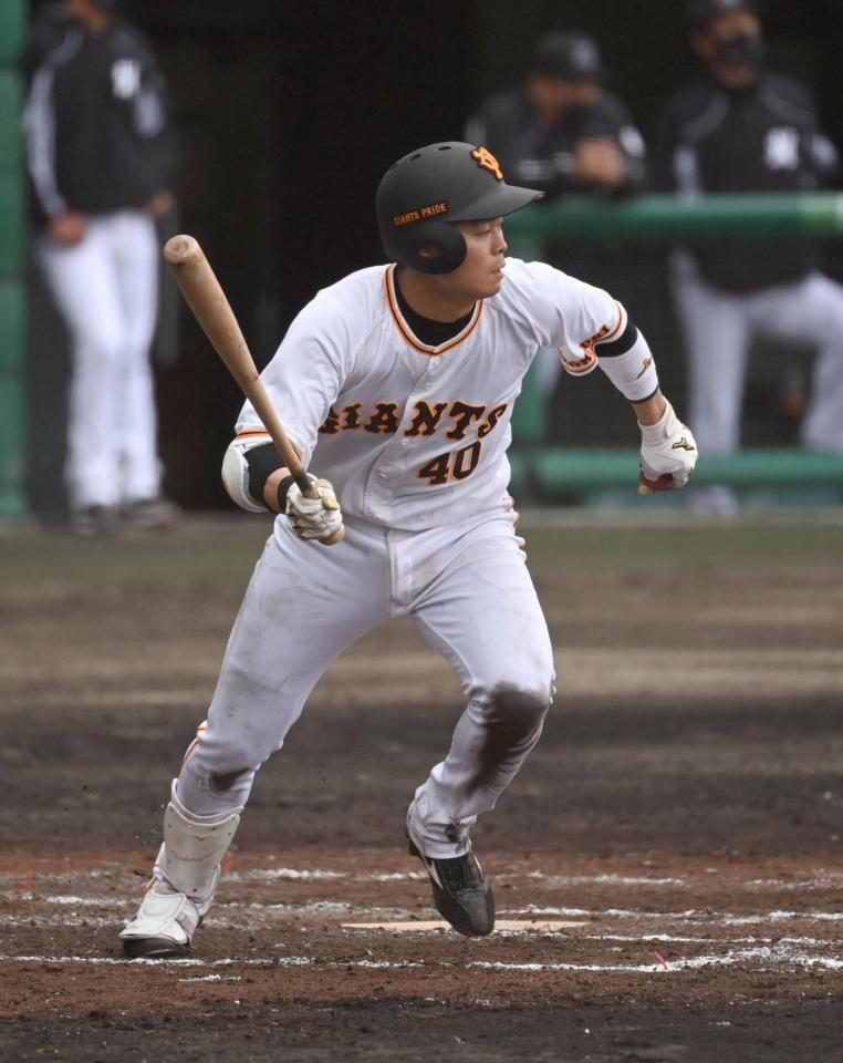 　７回、ロッテとの練習試合で安打を放つ中山