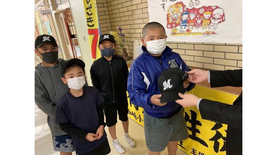マリーンズオリジナルキッズキャップの贈呈（球団提供）