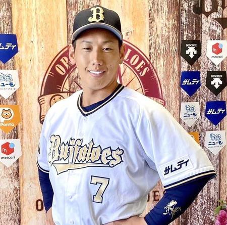 　オリックスが本拠開幕６連戦で着用する特別ユニホームを披露する吉田正（球団提供）