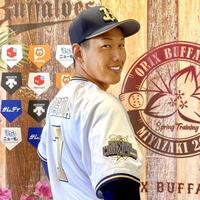 　オリックスが本拠開幕６連戦で着用するユニホームを披露する吉田正（球団提供）