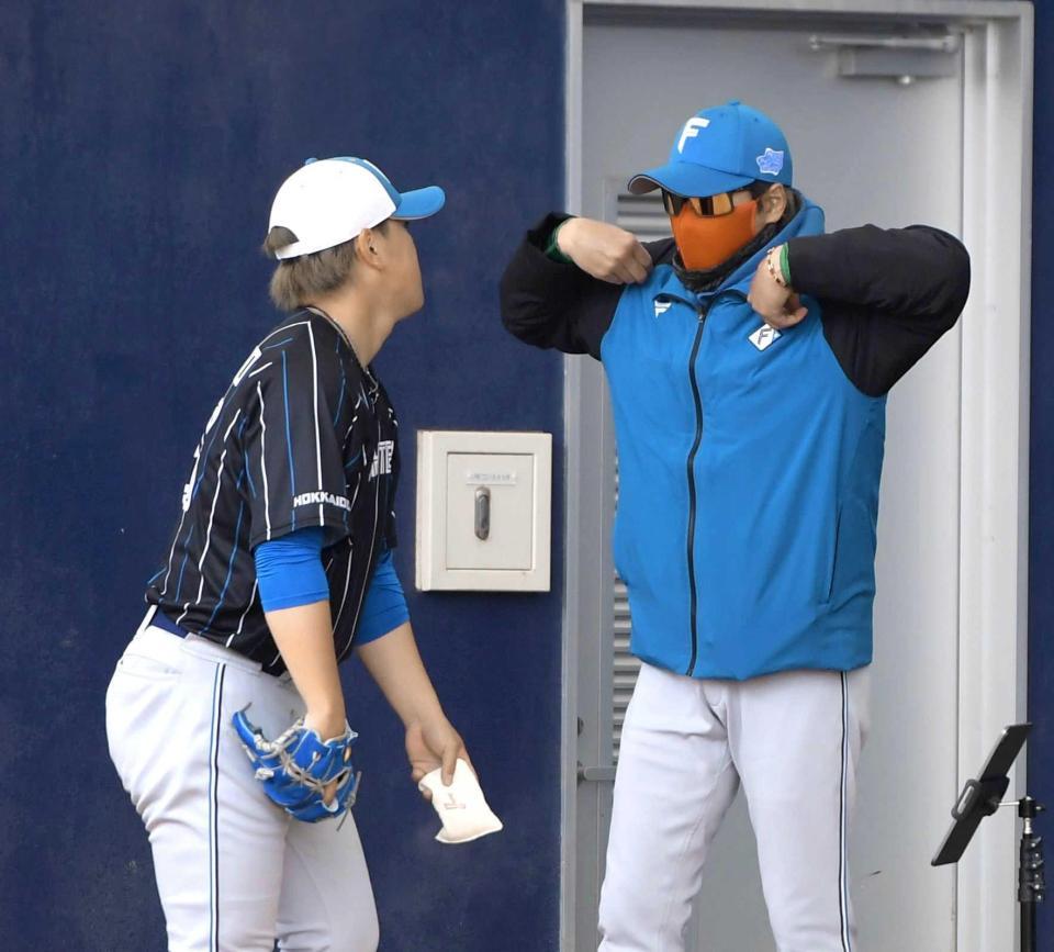 　河野を指導する新庄ビッグボス（撮影・金田祐二）