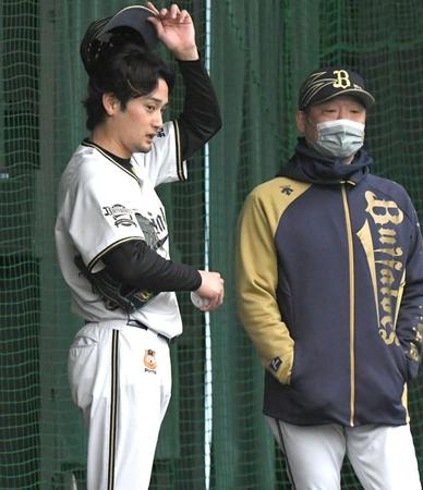 　中村勝はブルペンで投球での投球後、中嶋監督（右）と談笑する（撮影・北村雅宏）