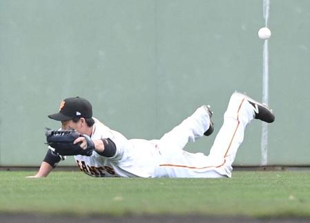 　８回、左翼手・広岡は転倒し、梶原の打球を後逸。三塁打とする（撮影・佐藤厚）