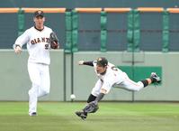 　５回、細川の右前への打球に右翼手・松原（右）が突っ込むが捕球できず、二塁打となる（撮影・佐藤厚）