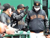 　ベンチから野手に指示を出す原監督（中）＝撮影・佐藤厚