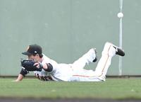 　８回、左翼手・広岡は転倒し、梶原の打球を後逸。三塁打とする（撮影・佐藤厚）
