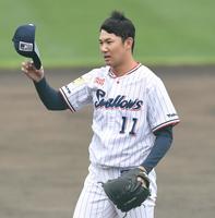 　１回、岡に死球を与え厳しい表情の奥川（撮影・棚橋慶太）