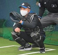 　ミットを構える谷繁元信氏（撮影・金田祐二）