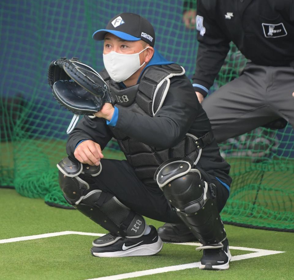 　ミットを構える谷繁元信氏（撮影・金田祐二）