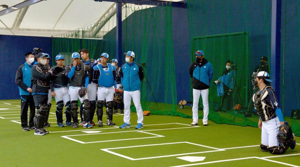 　谷繁元信氏が捕手陣を指導するのを見る新庄ビッグボス（撮影・金田祐二）