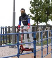 球場入りする日本ハム・新庄監督（ビッグボス）＝名護（撮影・金田祐二）