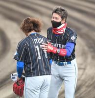 合流した伊藤に笑顔の新庄ビッグボス（撮影・金田祐二）