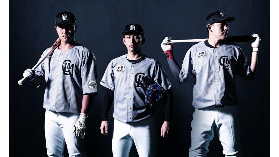 ＡＬＬ　ＦＯＲ　ＣＨＩＢＡユニホームを着用した（左から）山口外野手、小島投手、安田内野手