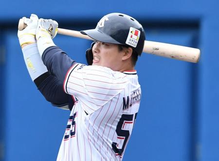 　４回、ソロを放つ村上（撮影・棚橋慶太）