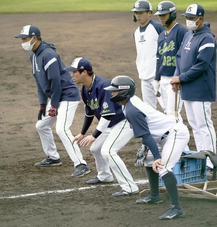　２１日、並木（前列手前）に走塁指導するヤクルト・山田（その左）＝浦添