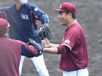 　２回を終え笑顔でベンチへ戻る田中将（撮影・棚橋慶太）