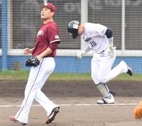 　１回、村上（右）を打ち取った田中将（撮影・棚橋慶太）