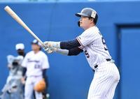 　４回、ソロを放つ村上（撮影・棚橋慶太）