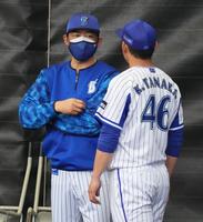 　ブルペンで田中健二朗と話す斎藤隆チーフ投手コーチ＝２日