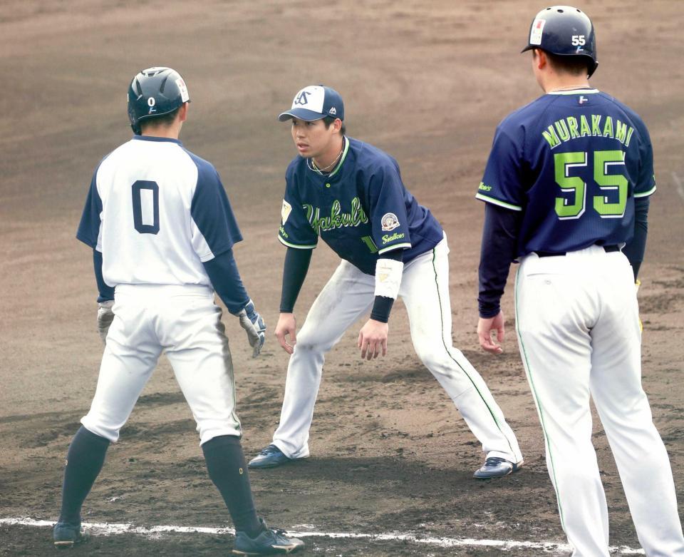 　並木（０）に走塁指導する山田（中央）