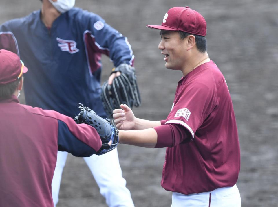 　２回を終え笑顔でベンチへ戻る田中将（撮影・棚橋慶太）