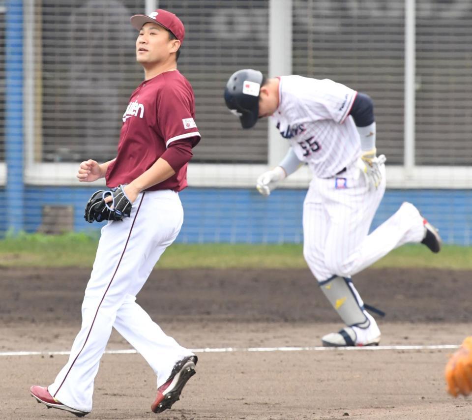 　１回、村上（右）を打ち取った田中将（撮影・棚橋慶太）